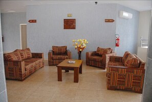 Twin Room | Living area | 32-inch TV with premium TV channels - Robinhood Inn (Accra)