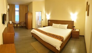 Deluxe Suite, 1 Bedroom | In-room safe, desk, blackout curtains, free WiFi - Robinhood Inn (Accra)