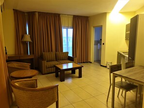 Executive Suite, 2 Bedrooms | In-room safe, desk, blackout curtains, free WiFi - Robinhood Inn (Accra)