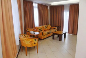 Twin Room | Living area | 32-inch TV with premium TV channels - Robinhood Inn (Accra)