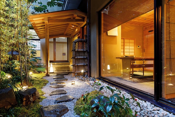 Déjeuner, souper et brunch servis sur place; cuisine japonaise