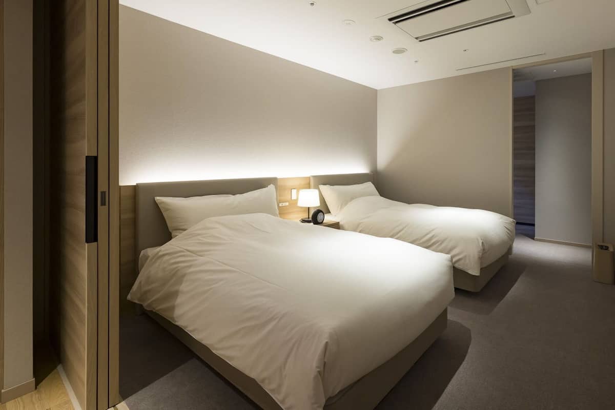 Premium bedding, down comforters, in-room safe, blackout drapes