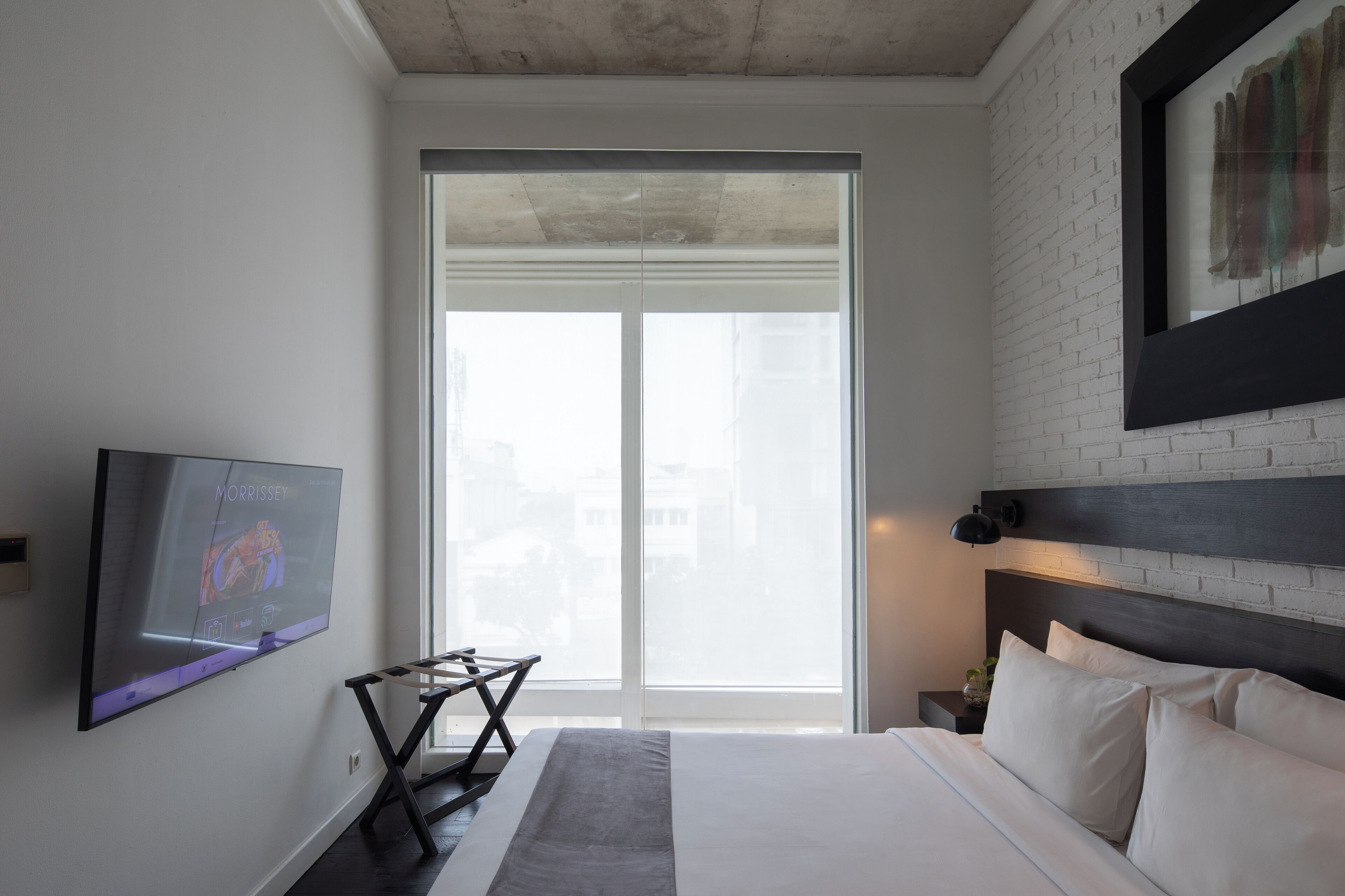 The Loft | Minibar, brankas, meja kerja, dan tirai kedap cahaya