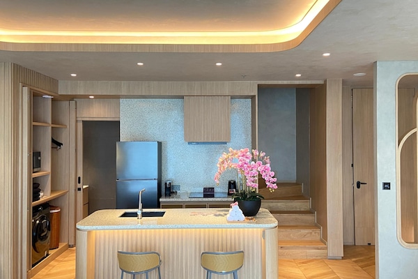 Villa estándar, 1 cama de matrimonio | Zona de estar | Televisión LCD de 32 pulgadas con canales por cable, una televisión