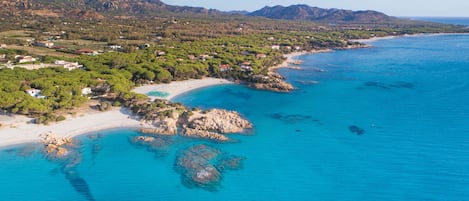 Playa en los alrededores, playa de arena blanca, camastros y sombrillas