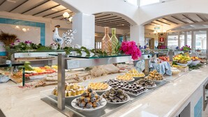 A buffet with various food items and decorative elements. - Sentido Tirreno Resort (Orosei)