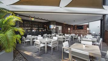 2 bars/lounges, poolside bar