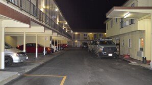 Un parking à étages avec plusieurs voitures stationnées au rez-de-chaussée.