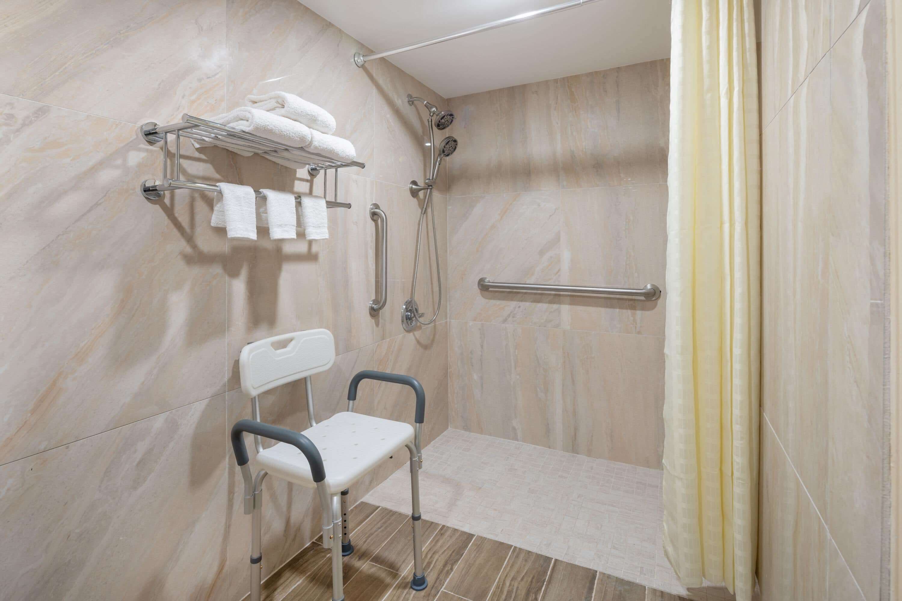 Phòng, 1 giường cỡ king, phù hợp cho người khuyết tật (Mobility Accessible, Roll-In Shower) | Phòng tắm phù hợp cho người khuyết tật
