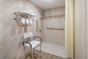 Habitación, 1 cama de matrimonio grande, no fumadores (Mobility Accessible, Roll-In Shower) | Baño accesible en silla de ruedas