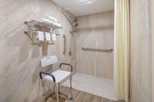 Habitación, 1 cama de matrimonio grande, no fumadores (Mobility Accessible, Roll-In Shower) | Baño accesible en silla de ruedas