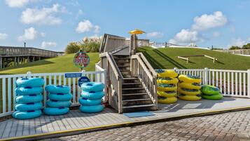 Piscina interna, piscina externa sazonal, guarda-sóis, espreguiçadeiras