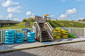 室内游泳池，季节性开放的室外游泳池，09:00 至 21:00 开放, 池畔遮阳伞, 日光浴躺椅