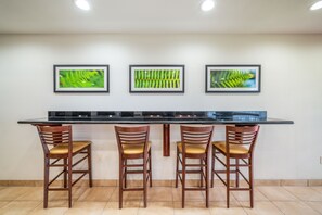 Breakfast area - Rest Well Inn & Suites (Houston)