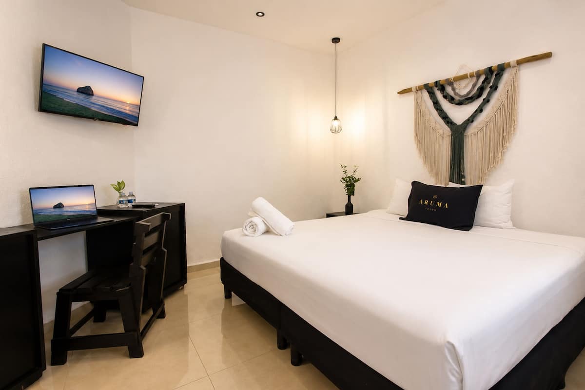 Standard Room, 1 King Bed, Air conditioning | Down comforters, pillowtop beds, in-room safe, desk