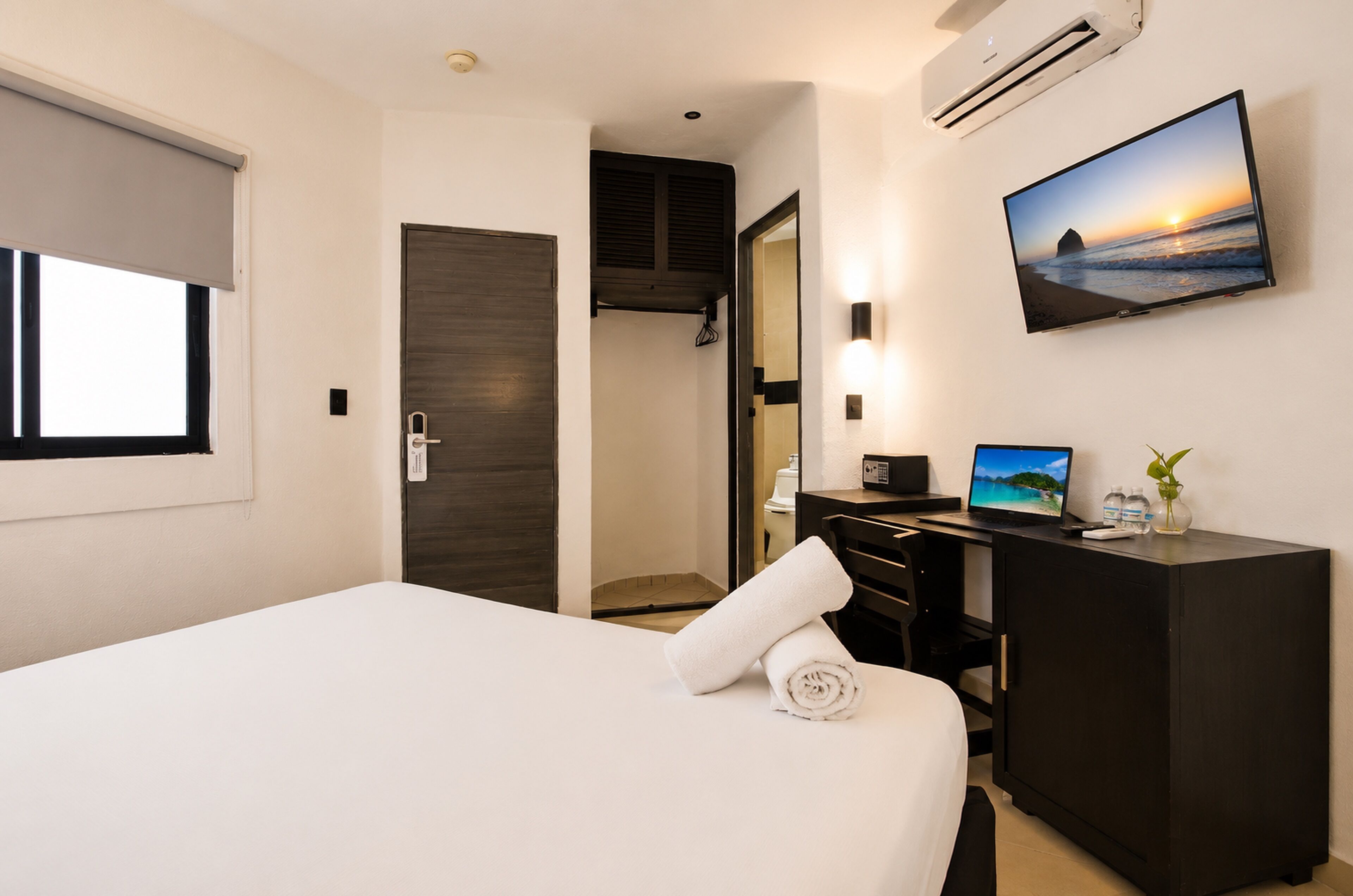 Quarto superior, 1 cama King | Cofres nos quartos, espaço de trabalho para notebook, cortinas blackout