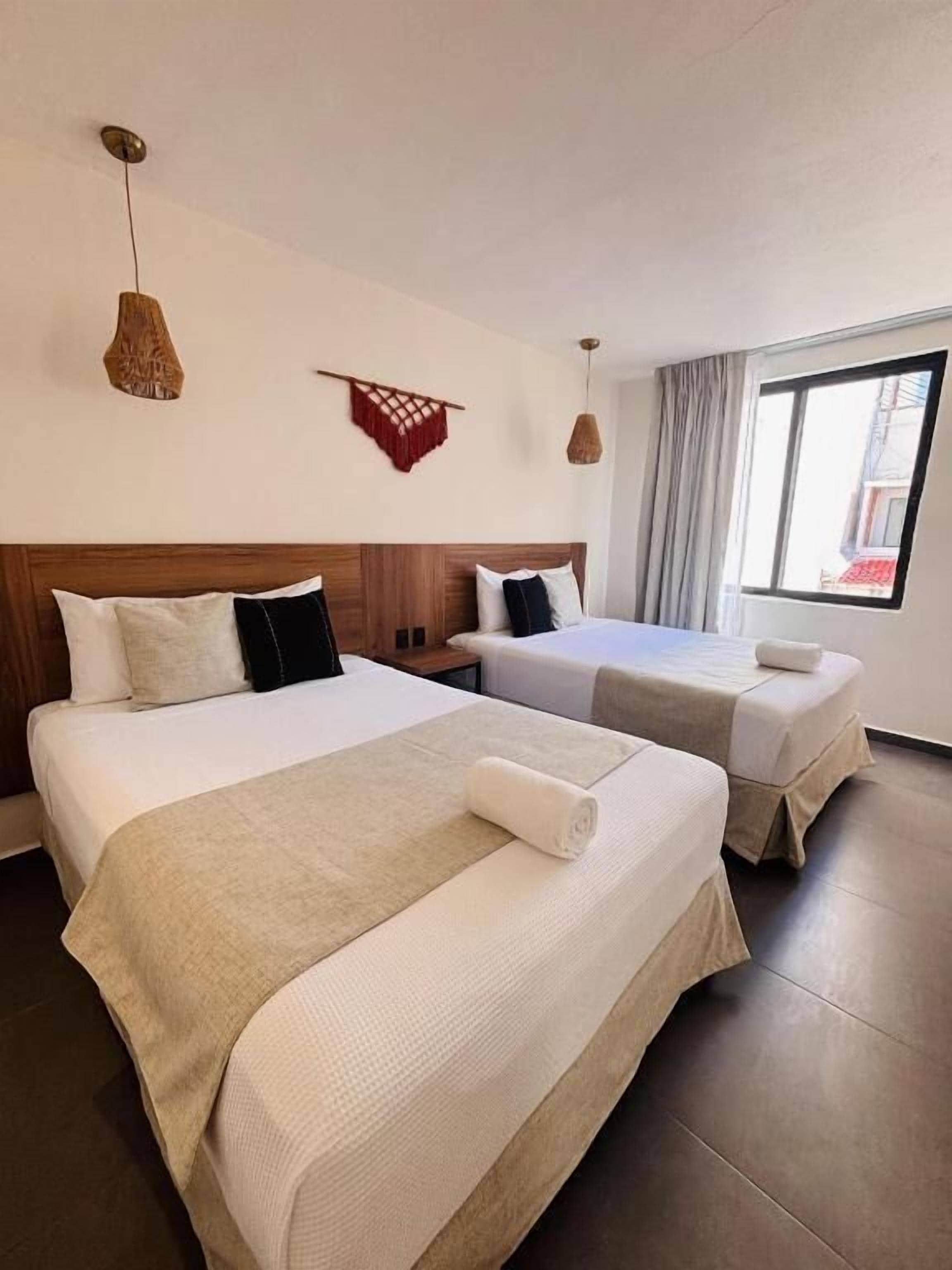 Standaard tweepersoonskamer, 2 tweepersoonsbedden | Een bureau, een laptopwerkplek, verduisterende gordijnen, gratis wifi