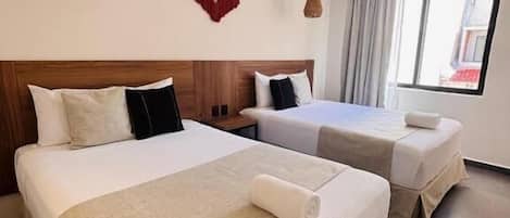 Quarto casal standard, 2 camas de casal | Escrivaninha, espaço de trabalho para notebook, cortinas blackout