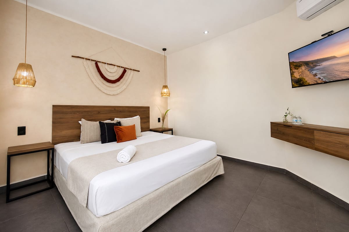 Superior Room, 1 King Bed | Down comforters, pillowtop beds, in-room safe, desk