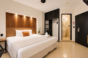 Quarto luxo, 1 cama King | Cofres nos quartos, espaço de trabalho para notebook, cortinas blackout