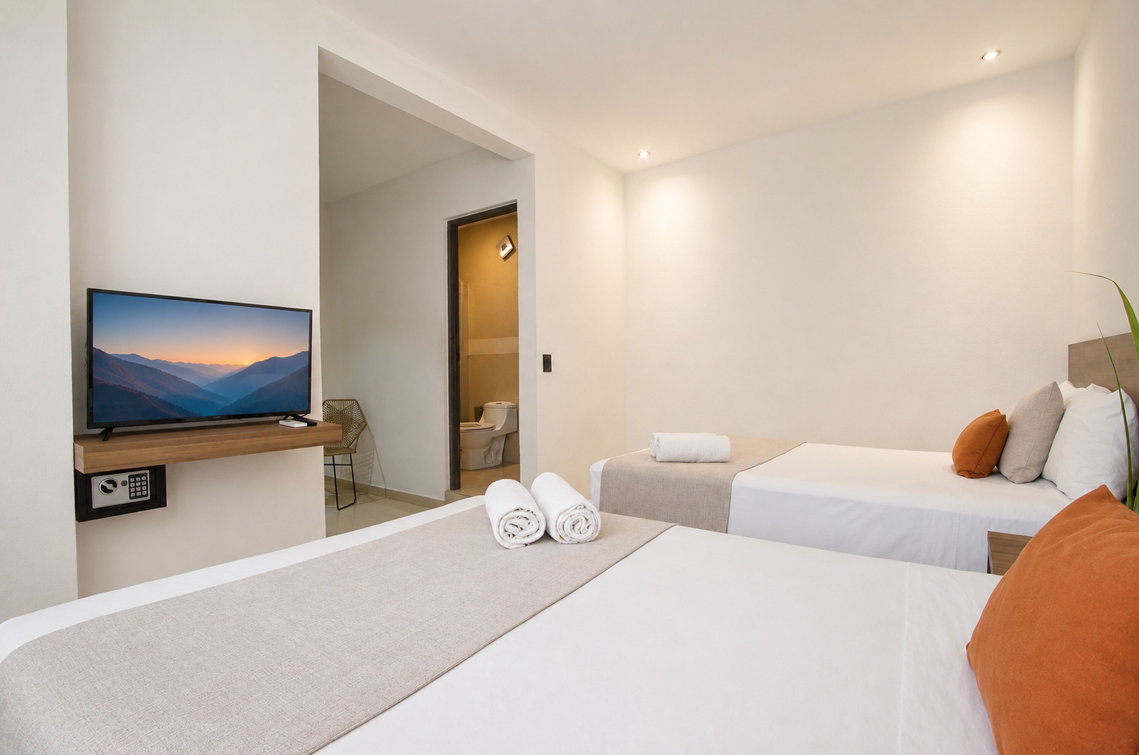 Suíte luxo, 2 camas de casal, micro-ondas | Edredons de pluma, camas com colchões pillow-top, cofres nos quartos