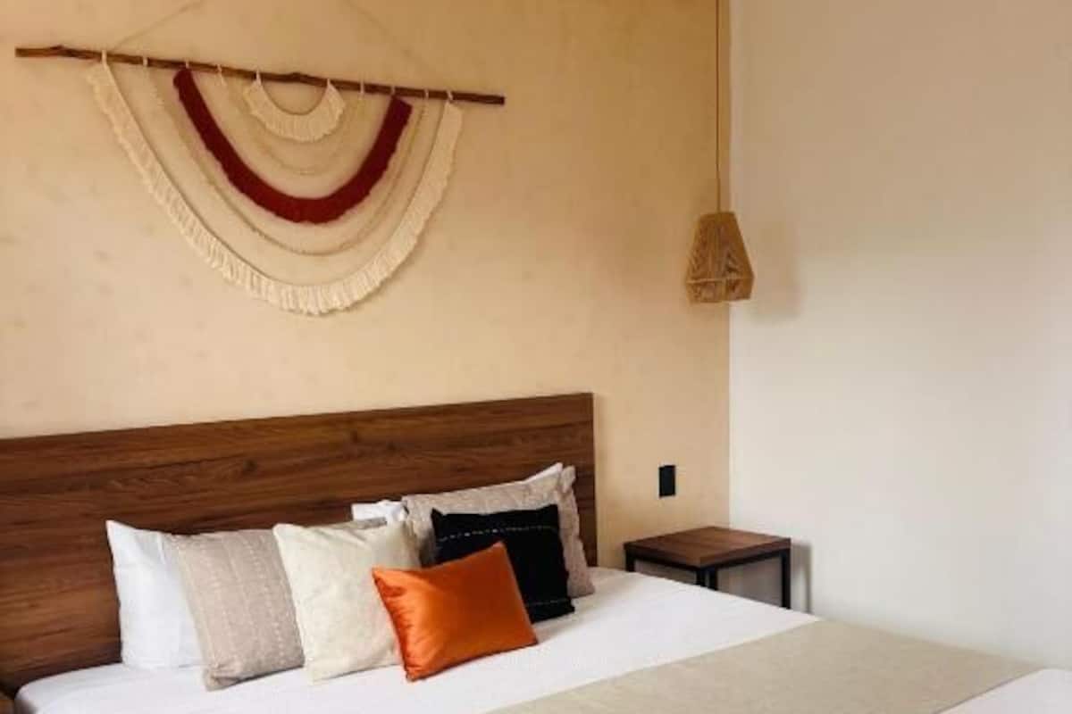 Standard Room, 1 King Bed | Desk, laptop workspace, blackout drapes, free WiFi