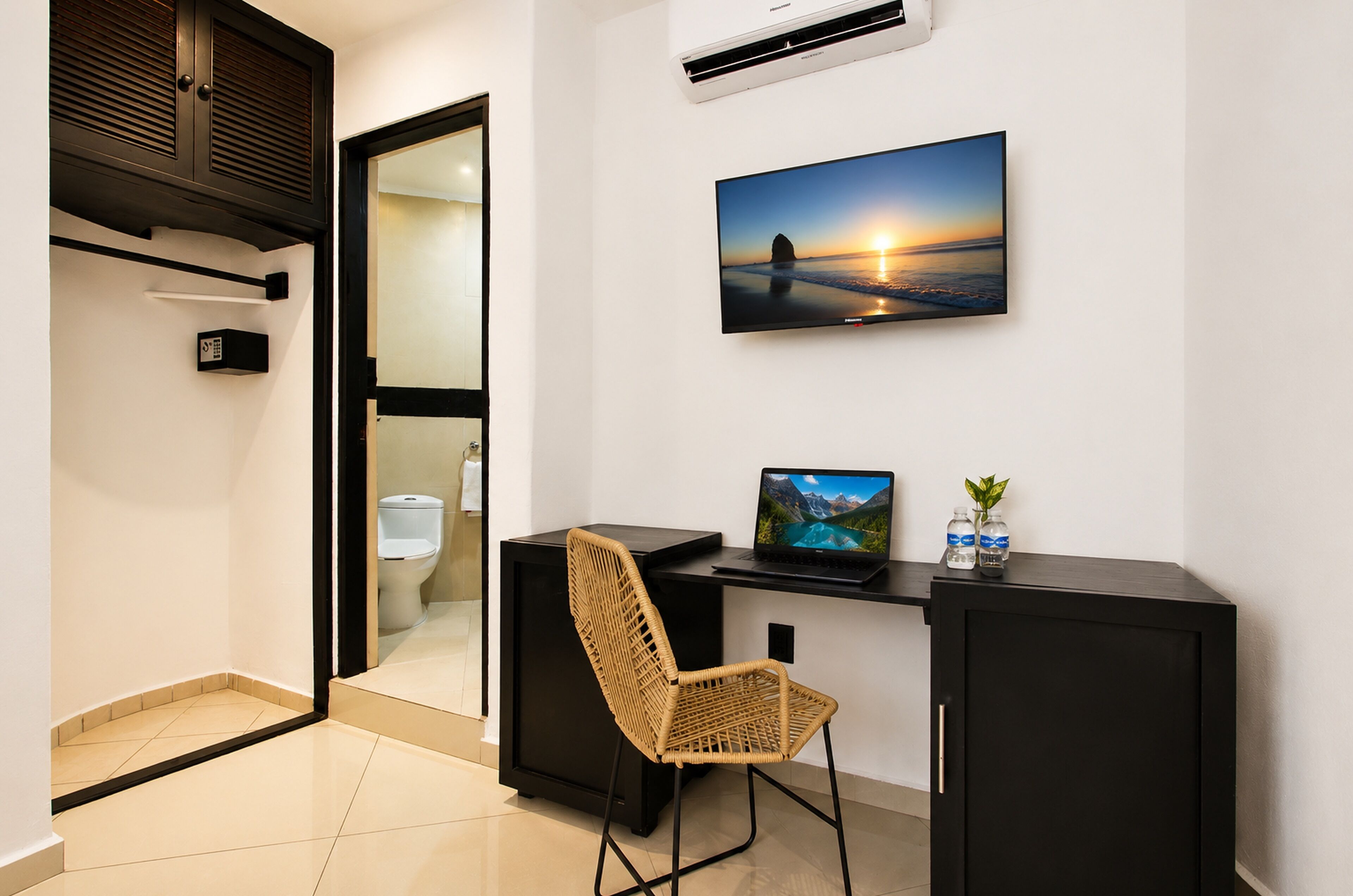 Un baño moderno con inodoro, ducha y lavamanos.