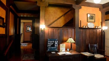 Un interior de madera con un escritorio, una silla y un letrero del Stone Soup Inn.