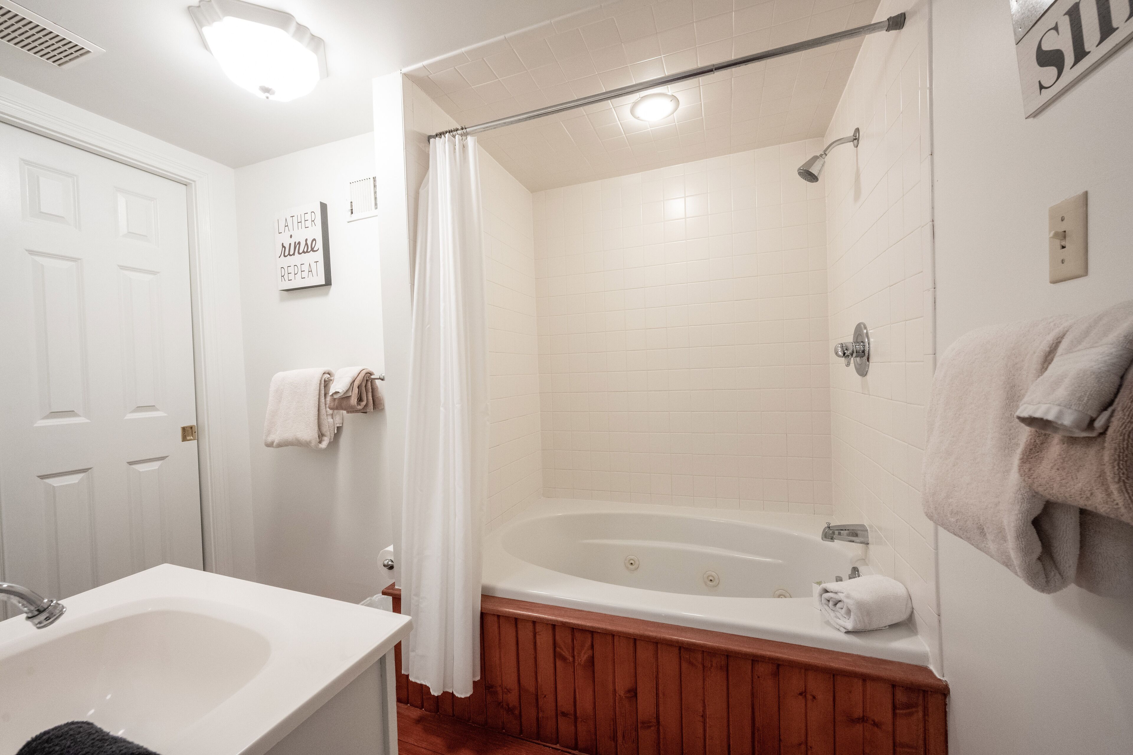 Une salle de bain avec une baignoire, une douche et un lavabo.