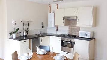 Lemari es, microwave, kompor, dan mesin pembuat kopi/teh