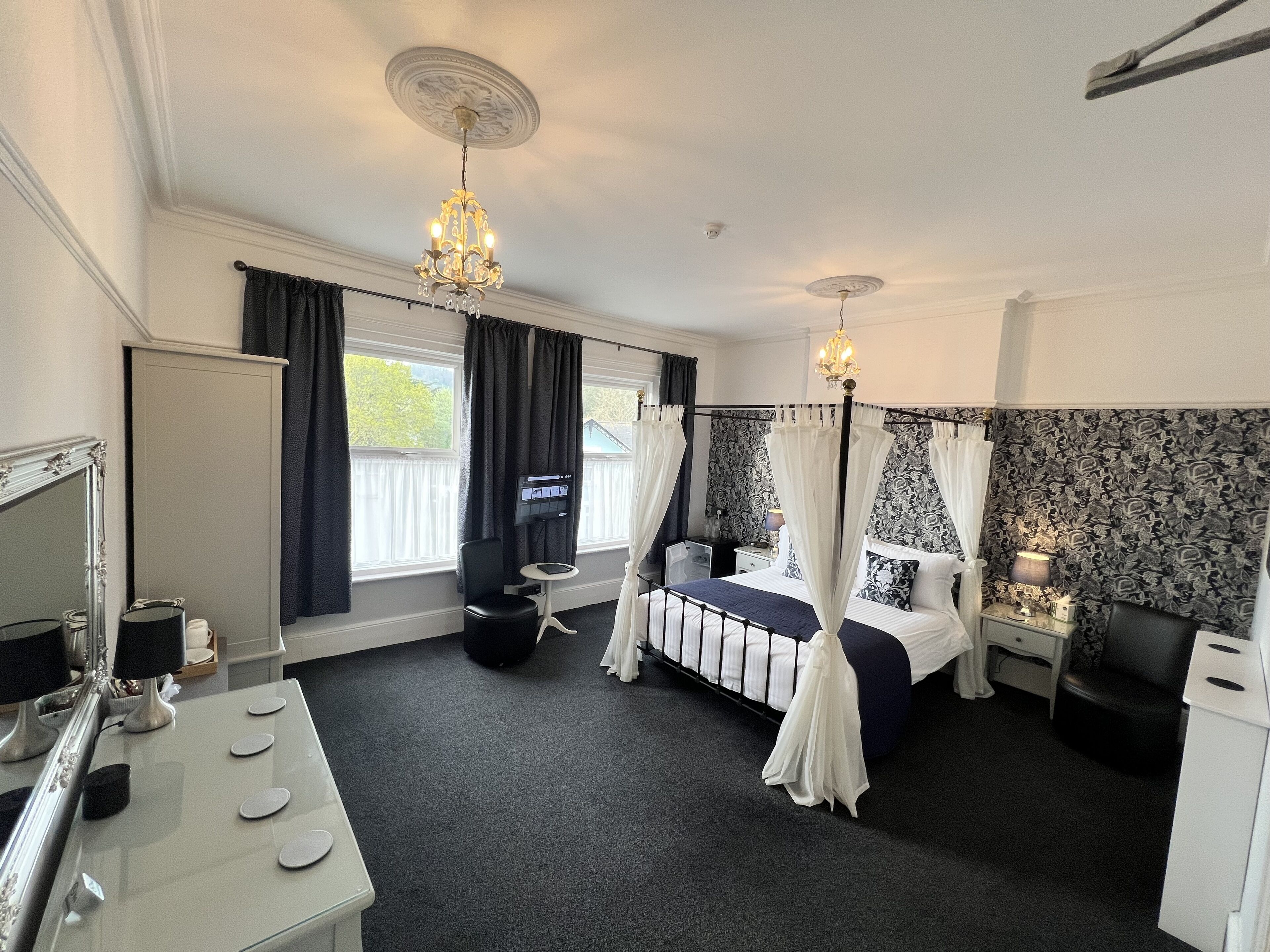 Tabla de planchar con plancha, wifi gratis y ropa de cama 