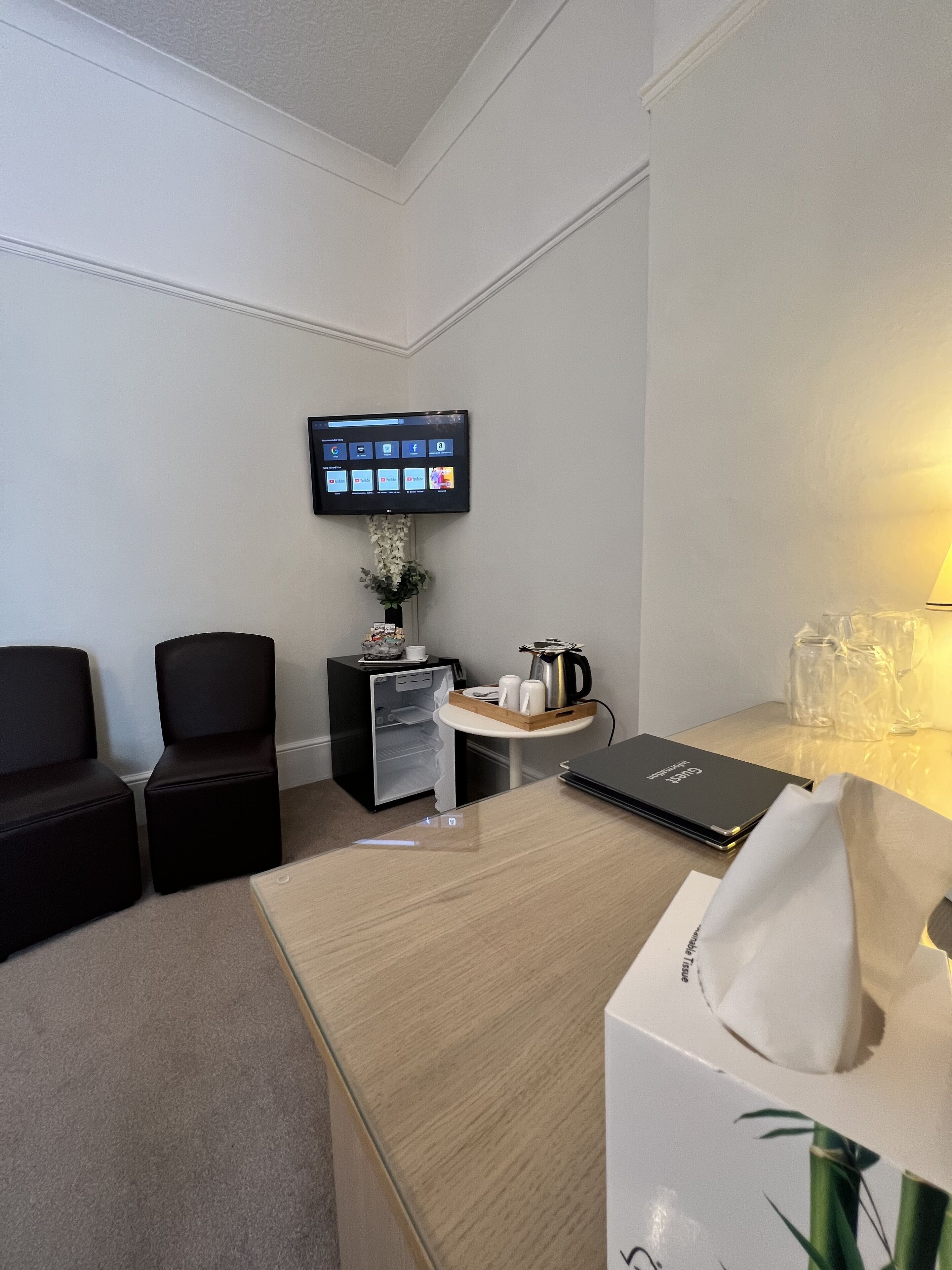 Tabla de planchar con plancha, wifi gratis y ropa de cama 