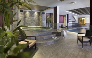 Una piscina cubierta
