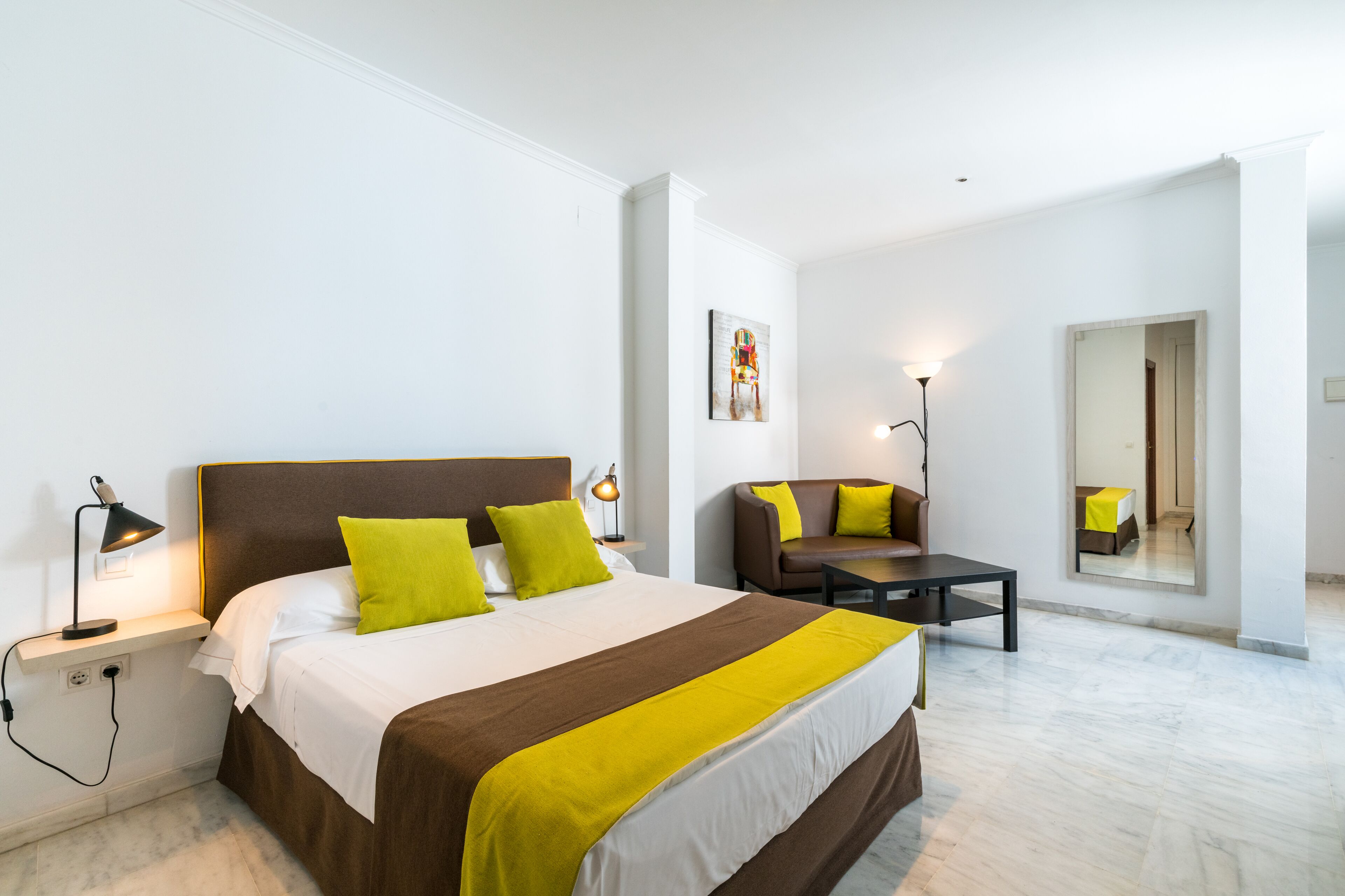 Phòng Suite Junior | Bộ đồ giường cao cấp, phòng cách âm, bàn ủi/dụng cụ ủi quần áo 