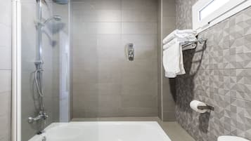 Junior Suite | Bathroom | Free toiletries, hair dryer, towels
