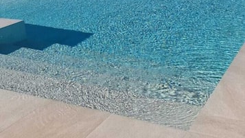 2 outdoor pools, a rooftop pool, pool umbrellas, sun loungers