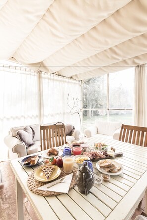 Bữa sáng buffet hàng ngày (18 EUR/mỗi người) 