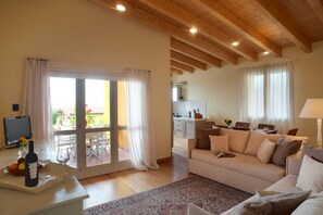 Apartemen Superior, 2 kamar tidur | Area keluarga | TV layar datar