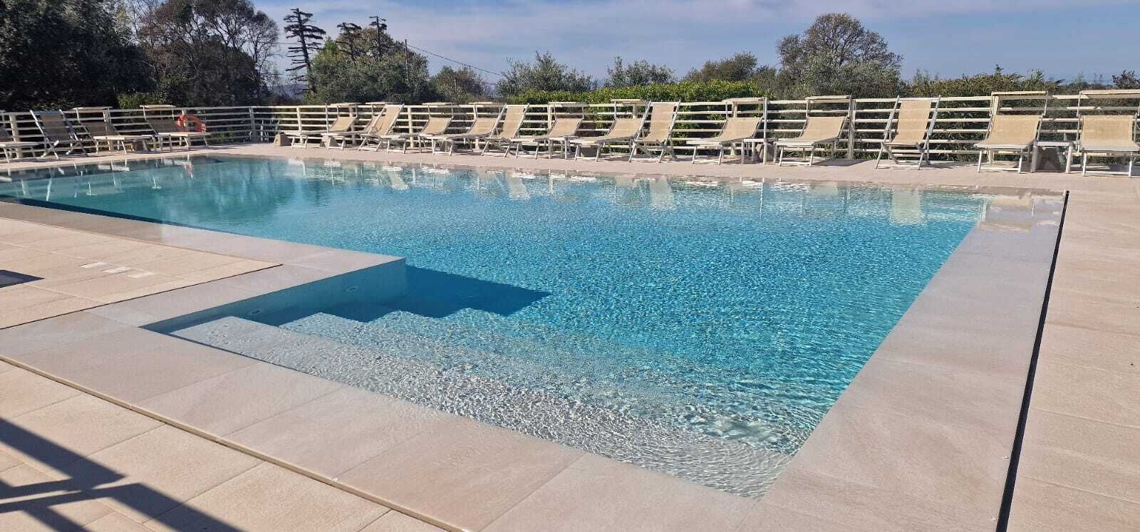 2 piscines extérieures, piscine sur le toit, parasols de plage