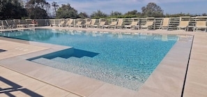 2 室外游泳池,屋顶泳池,池畔遮阳伞,日光浴躺椅