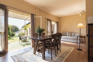 Apartemen Standar, 2 kamar tidur | Area keluarga | TV layar datar