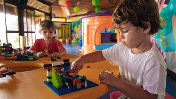 Zona de juegos infantil cubierta