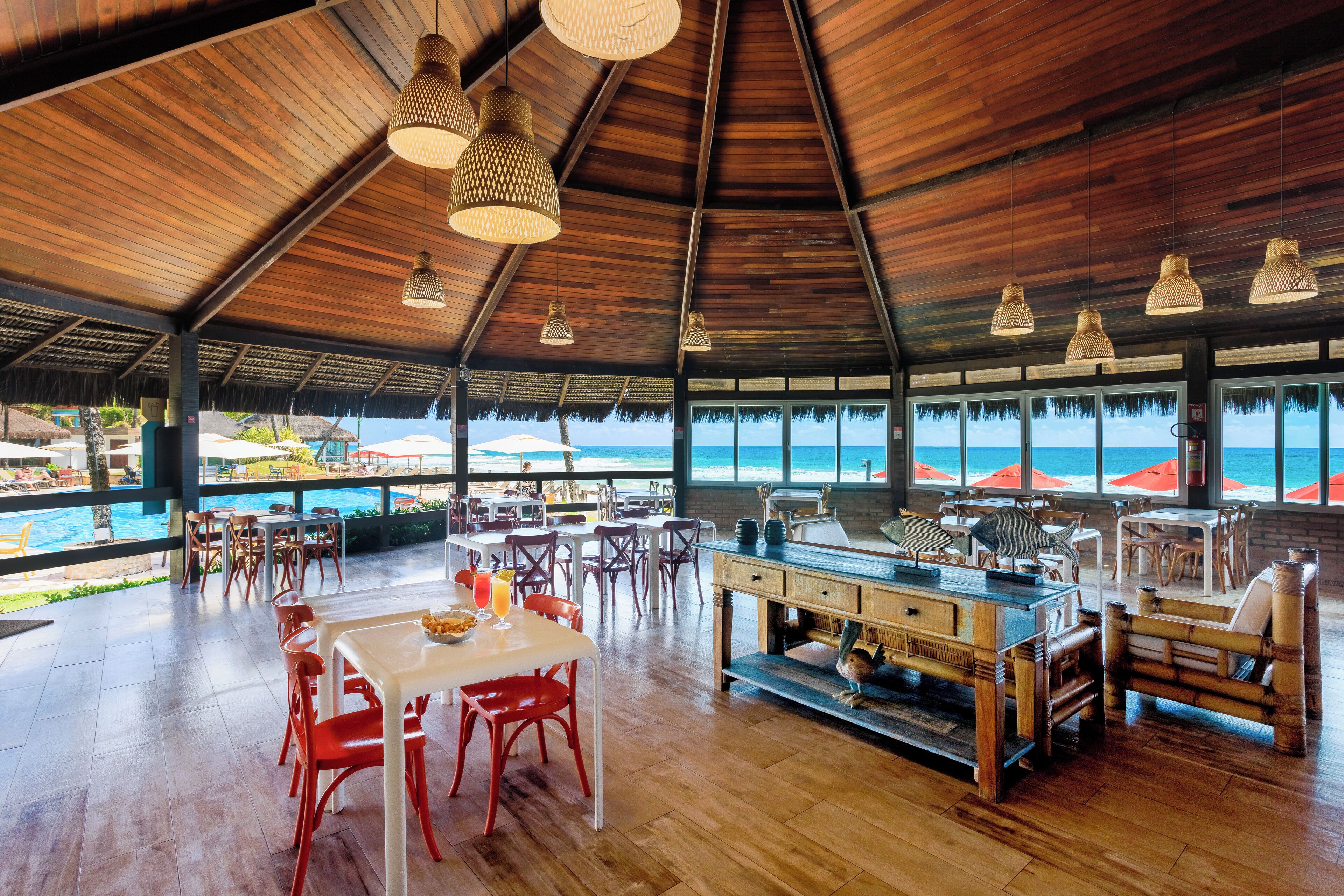 Quầy bar bên hồ bơi