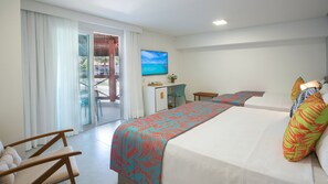 A hotel room with a bed, a desk, a chair, and a TV. - Armação Resort Porto de Galinhas (Ipojuca)
