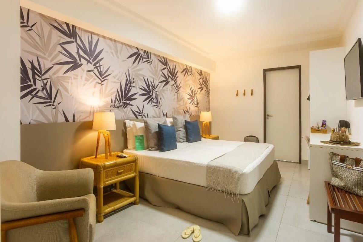 Minibar, in-room safe, blackout drapes, WiFi (free)