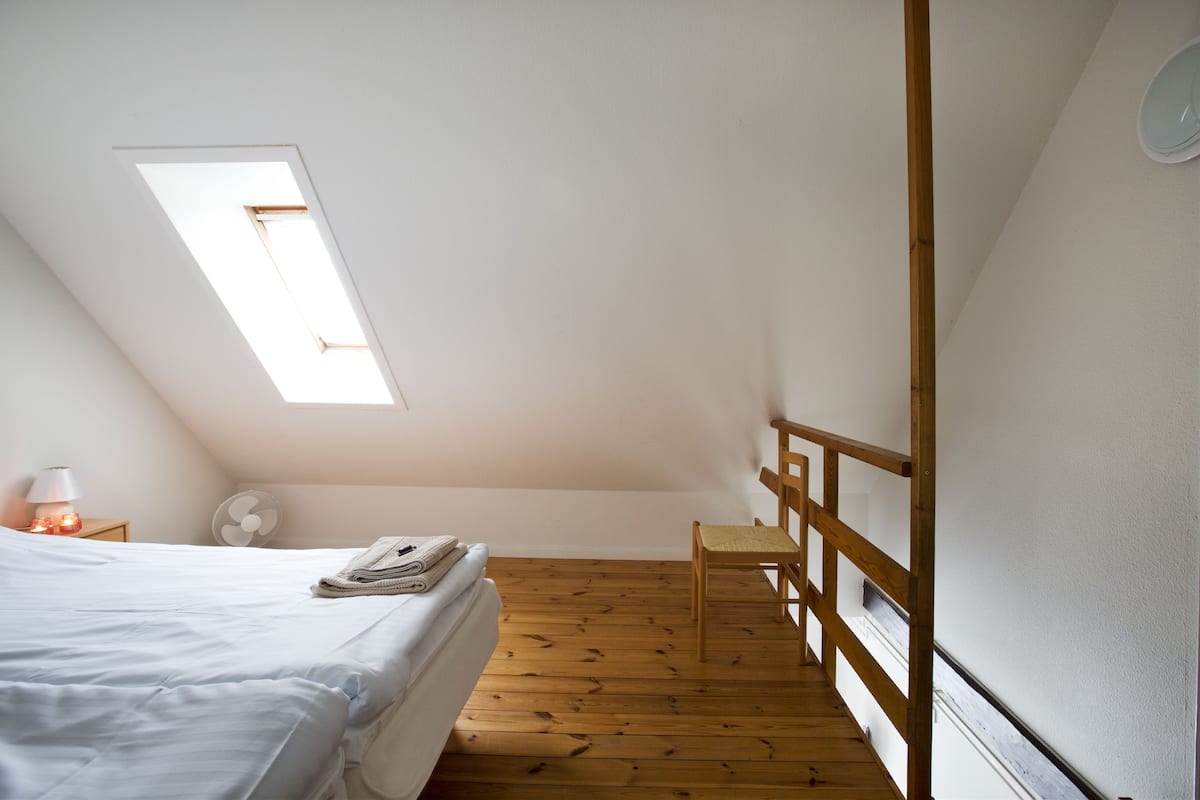 Familiekamer | Een bureau, een strijkplank/strijkijzer, gratis wifi, beddengoed
