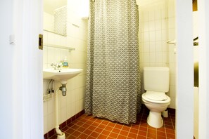 Habitació doble | Bany | Dutxa, articles de tocador gratuïts i assecador de cabells 