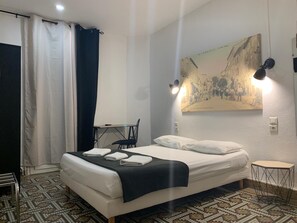 Rollaway beds, free WiFi - Hôtel Le Centre (Le Boulou)