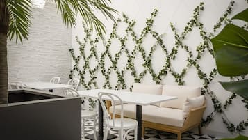 Déjeuner et dßner servis sur place, spécialités Cuisine à base de pizza