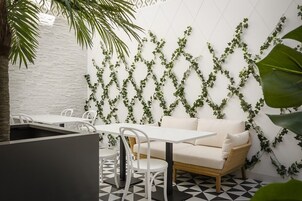 供应午餐和晚餐，披萨饼